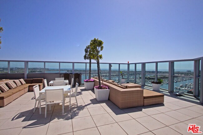 Building Photo - 13700 Marina Pointe Dr
