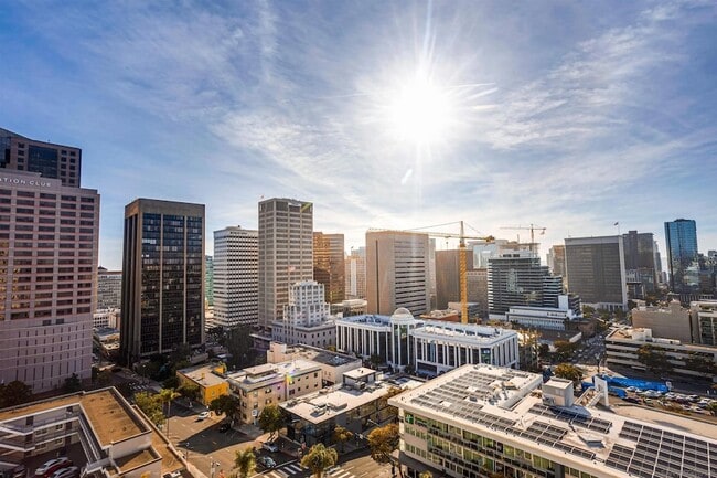 Building Photo - 702 Ash St