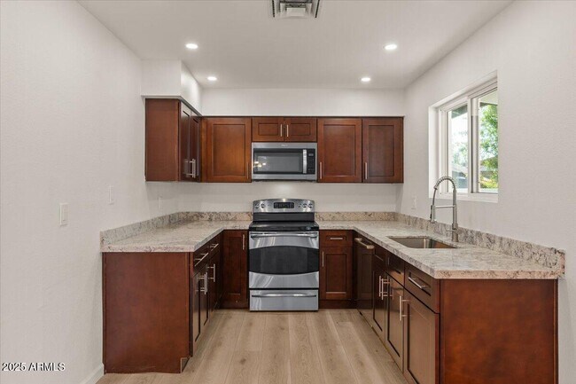 Building Photo - 8617 E Palm Ln