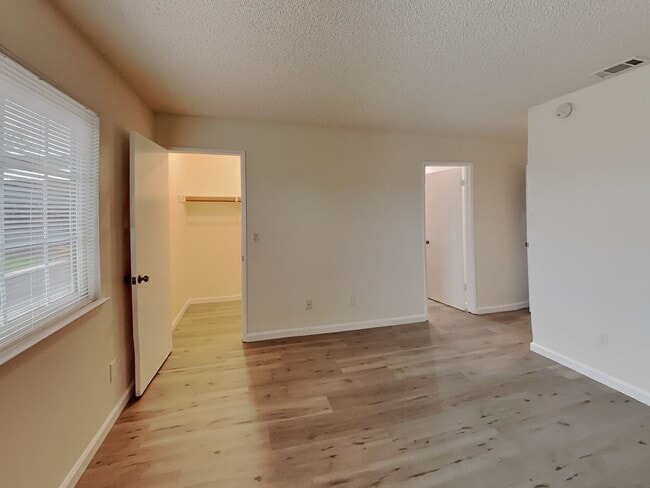 Building Photo - Freshly Remodeled 4/2 House in Oakley Available Now!