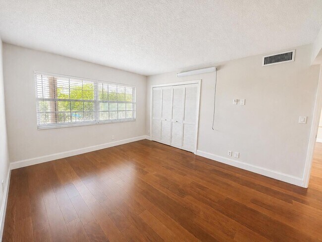 Building Photo - 4030 W Palm Aire Dr