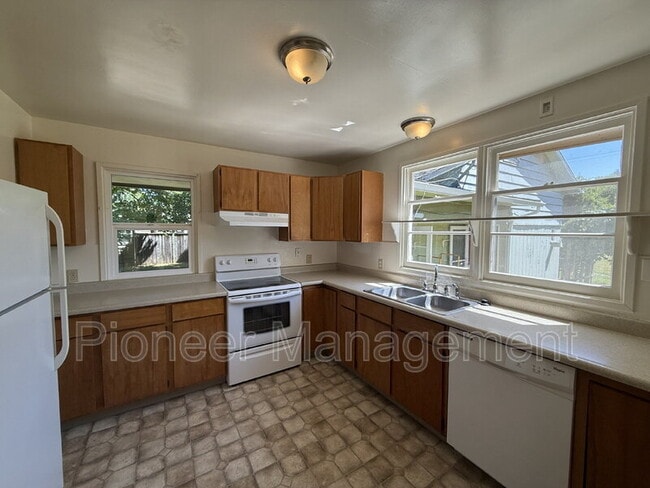 Building Photo - 375 Cherry Dr