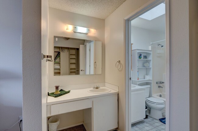 Building Photo - Fully Furnished 2 Bed 1 Bath Condo (Water/...