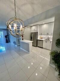 Building Photo - 21 Jacaranda Dr