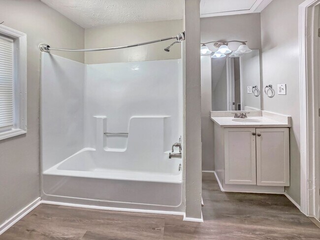 Building Photo - Beautifully Renovated 4 Bedroom Home in th...