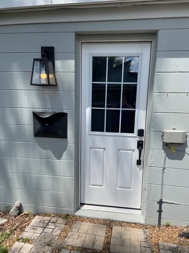 Building Photo - 1430 Lake Weldona Dr