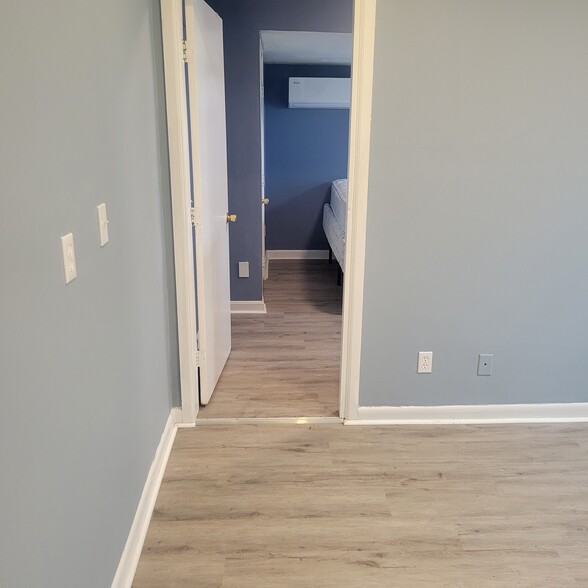 Living room into bedroom - 50 Airlie St
