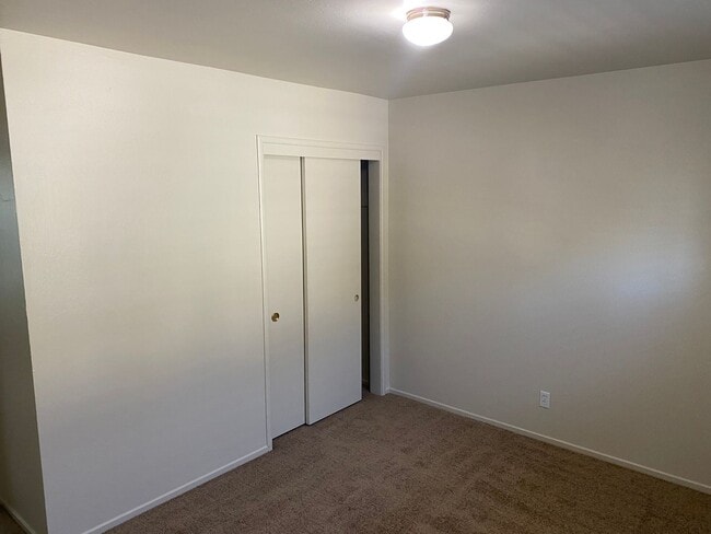 Building Photo - 3 Bedroom 2 Bath Home Close to Downtown and Shopping