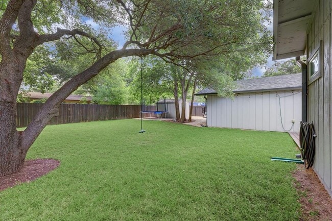 Building Photo - 2500 Pinewood Terrace