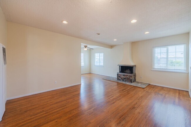 Building Photo - 2214 Ripley Ave