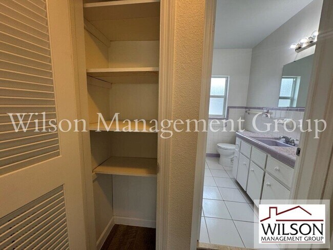 Building Photo - 206 E Yale St