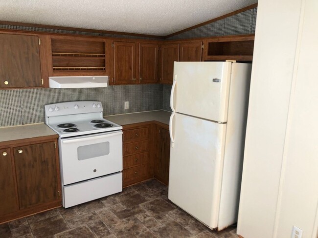 Building Photo - Large 16x80 Singlewide Mobile Home in Pine...