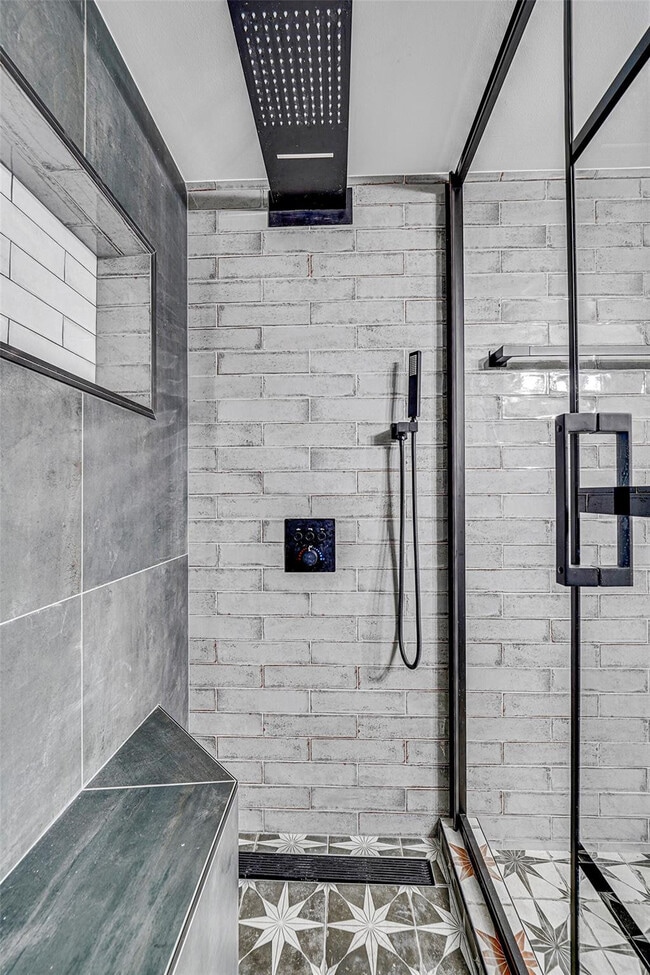 Building Photo - 2021 SE 10th Ave