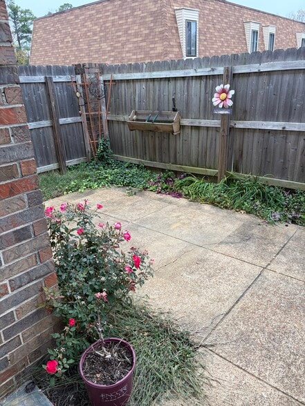 Building Photo - 6617 Poplar Ave