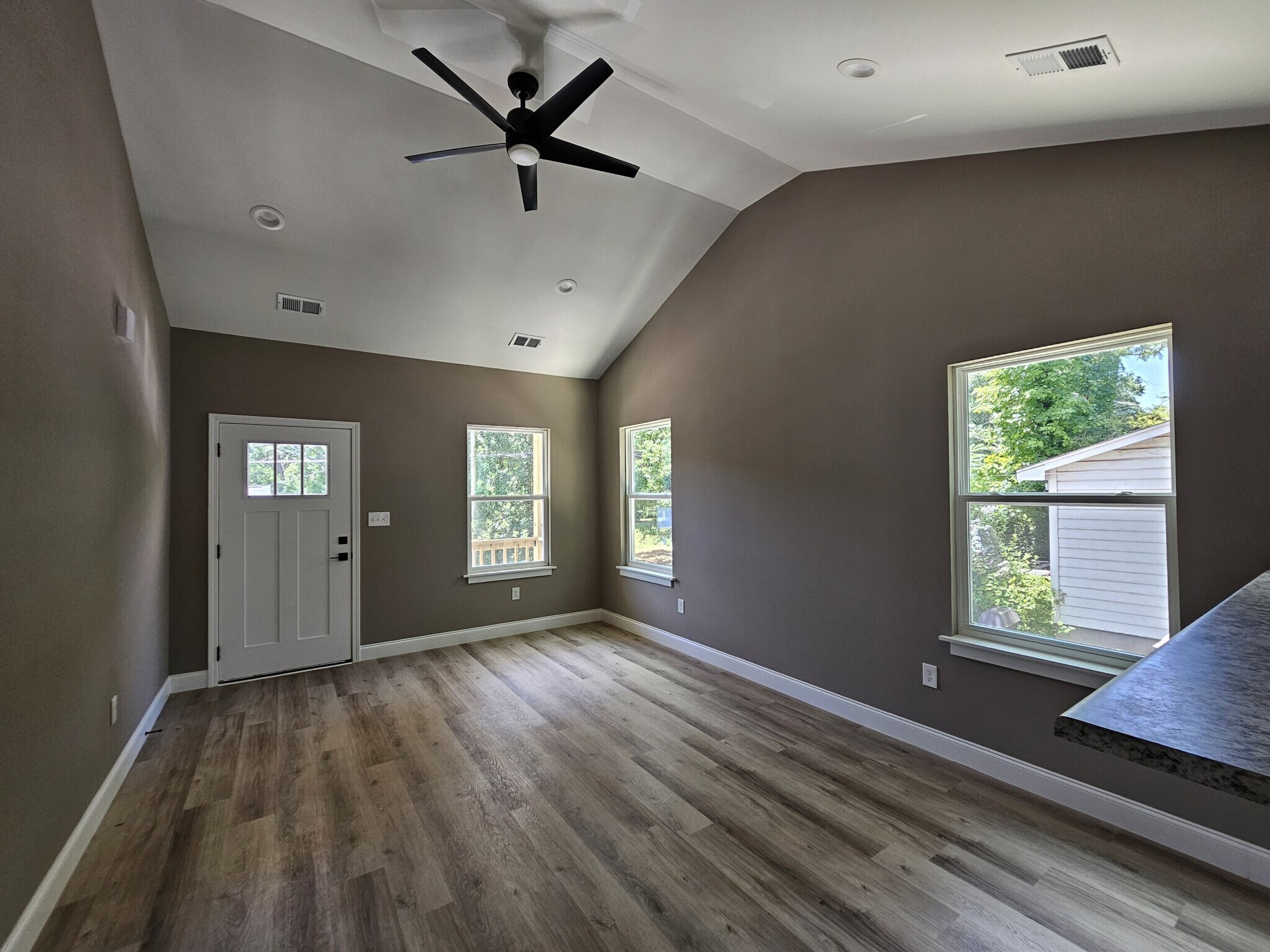 Building Photo - 305 Appian Dr