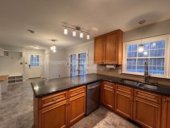 Building Photo - 102 Brodick Ct