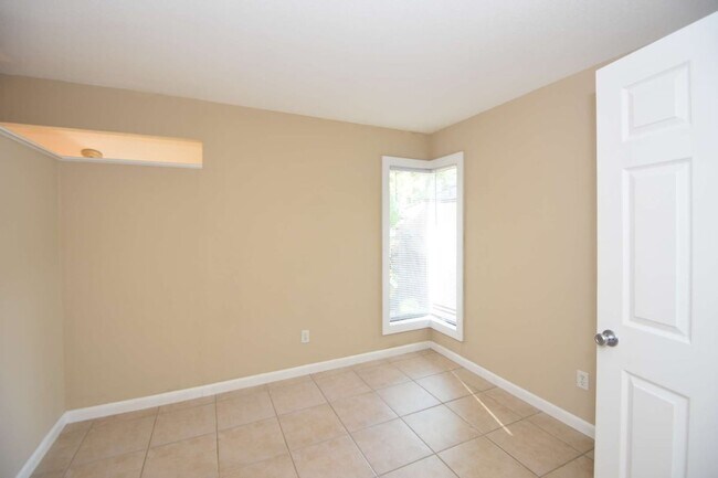 Building Photo - 6 Broadmore Cir