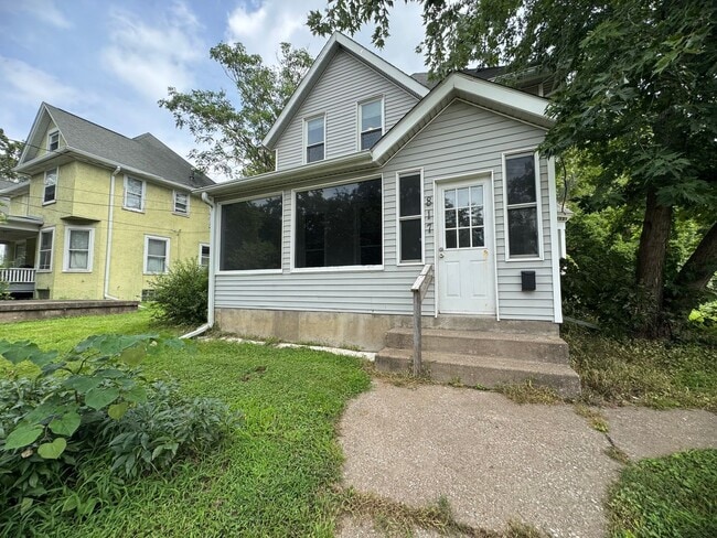 Primary Photo - 4 bedroom, 2 bath house in Davenport