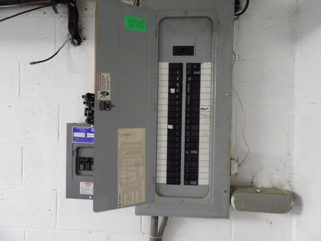 Building Photo - 102 Cedar Dr