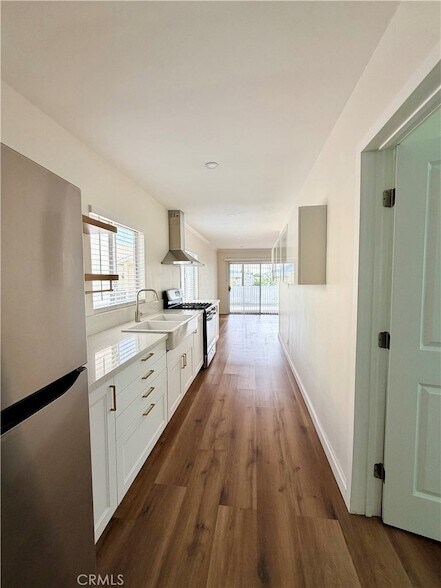 Building Photo - 1316 N Hollywood Way