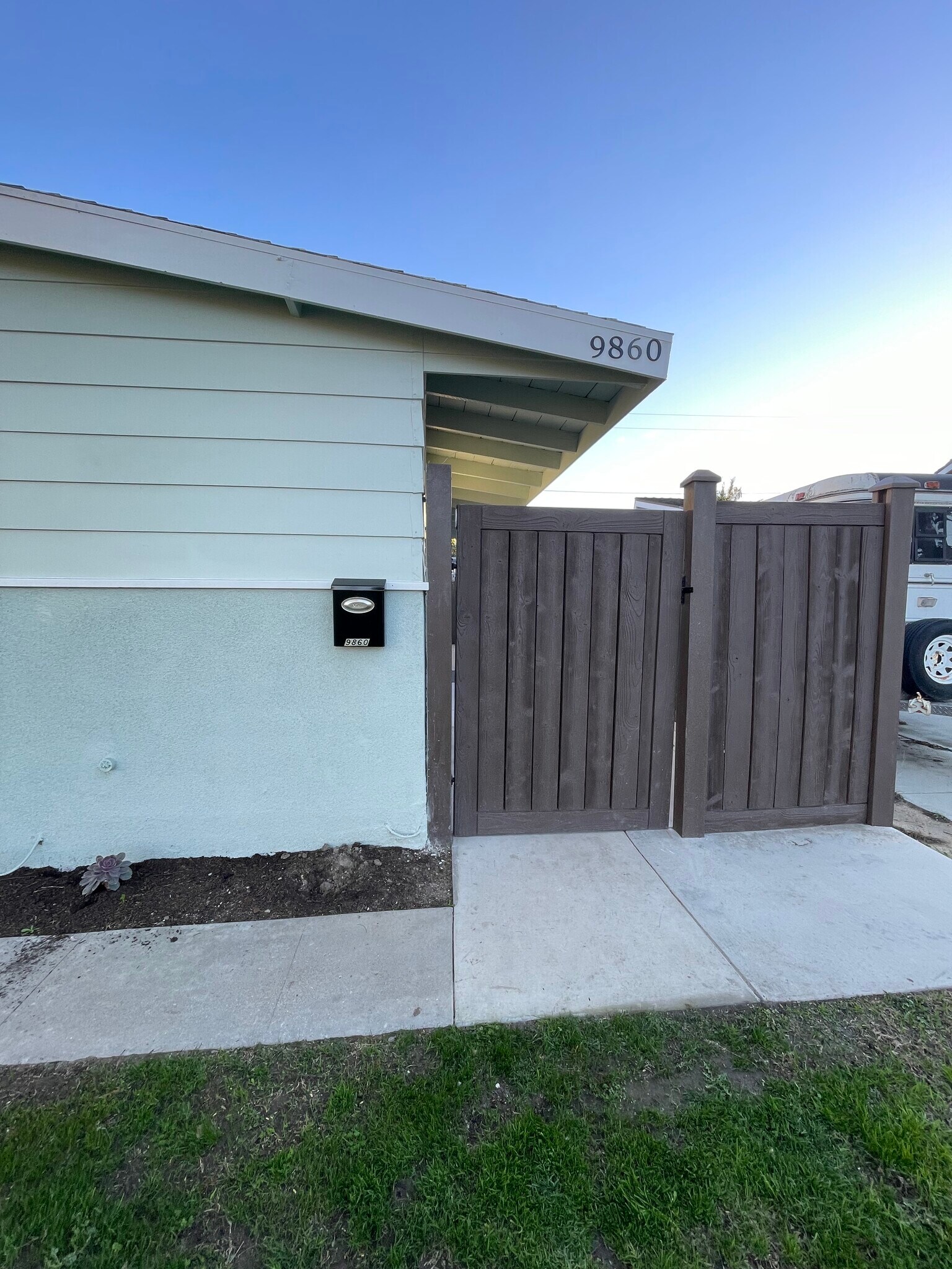 Building Photo - 9862 Orangewood Ave