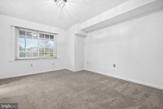 Building Photo - 7520 Royal Dominion Dr