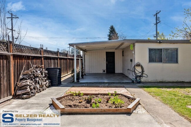 Building Photo - Nicely updated 3 bd. home within walking d...
