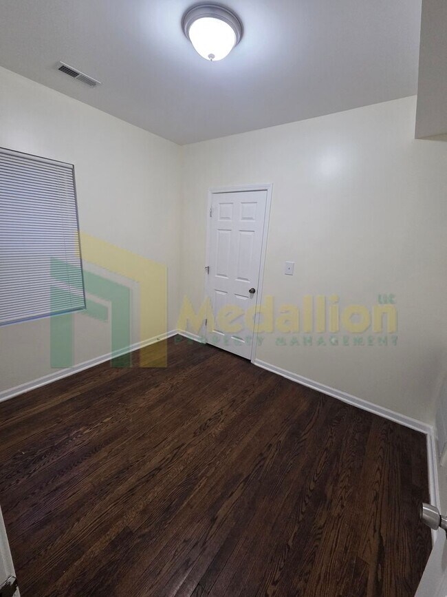 Building Photo - 9318 S Loomis St