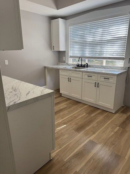 Building Photo - 3778 Log Cabin Dr