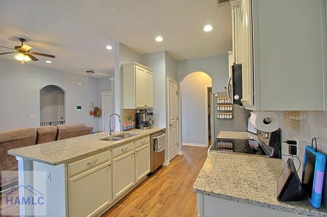 Building Photo - 452 Huntington Dr