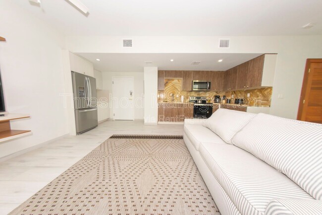 Building Photo - 820 Ocean Dr