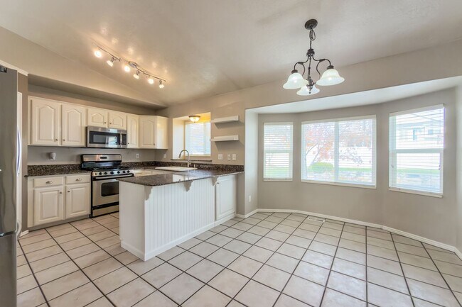 Building Photo - Comfortable 4 bed, 3 bath Family Home With Garage & Pet-Friendly Living! - Available NOW!