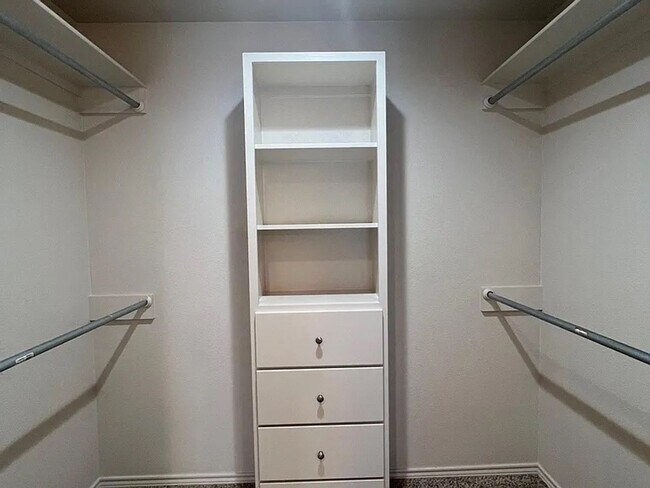 Building Photo - Beautiful 2 bed/2 bath/2 car garage Townhome!