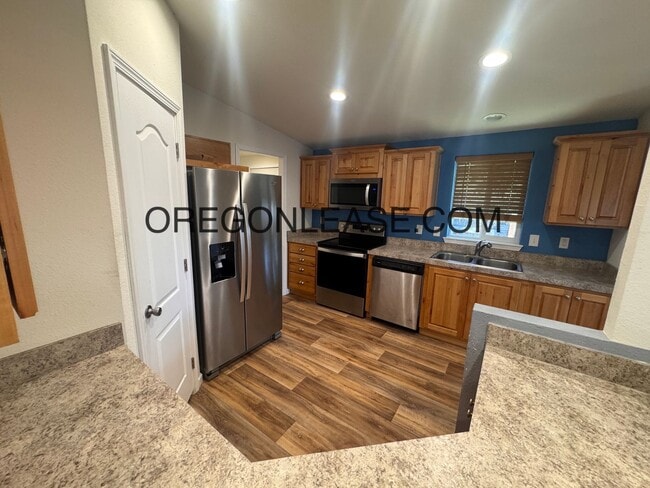 Building Photo - 3 bedroom 2 bath Veneta Home