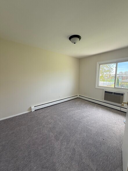 Building Photo - 10381 Dearlove Rd