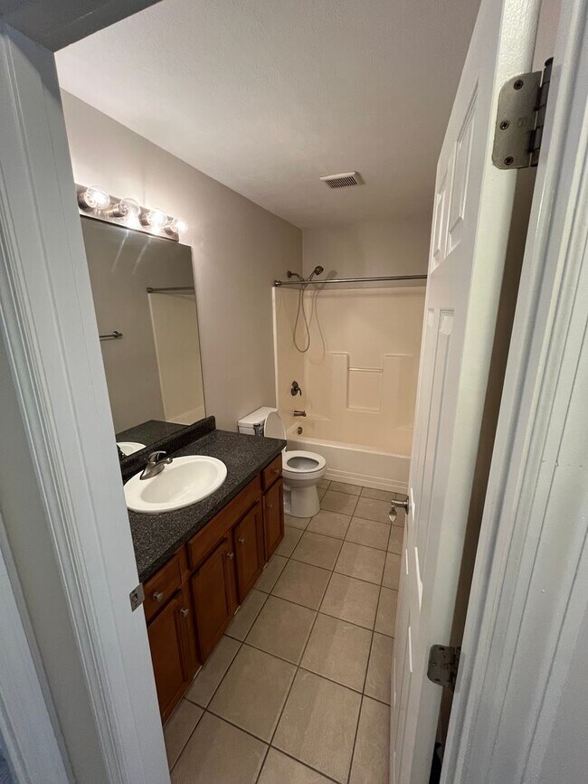 Building Photo - Newly Renovated 3 Bed 2.5 Bath Townhouse in Wexford available NOW!