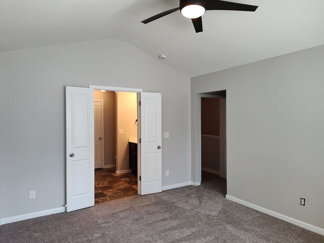 Building Photo - Beautiful Townhome in Berkshire!