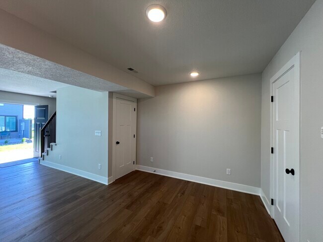 Building Photo - 601 Hart Ln