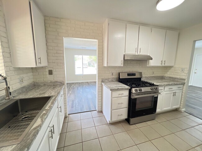 Building Photo - Northwest Bakersfield Home