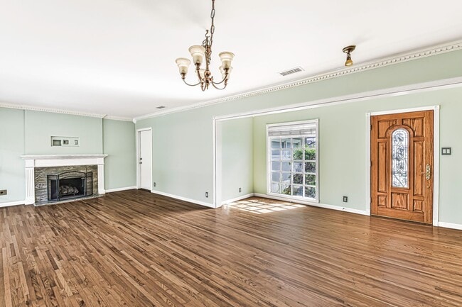 Building Photo - Expansive Three-Bedroom Home with Front and Back Yard in Long Beach AVAILABLE NOW