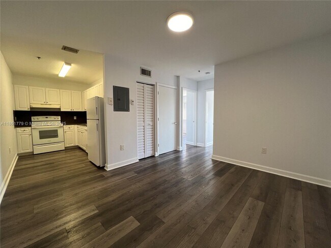 Building Photo - 717 SW 11th Ave