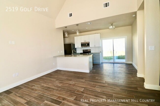 Building Photo - 2519 Golf Dr