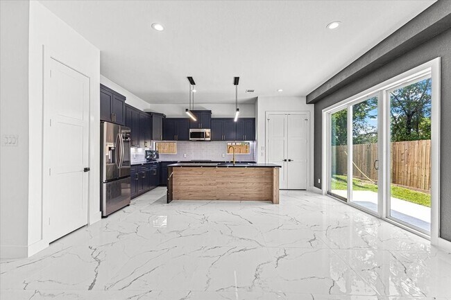 Building Photo - 5110 Longmeadow St