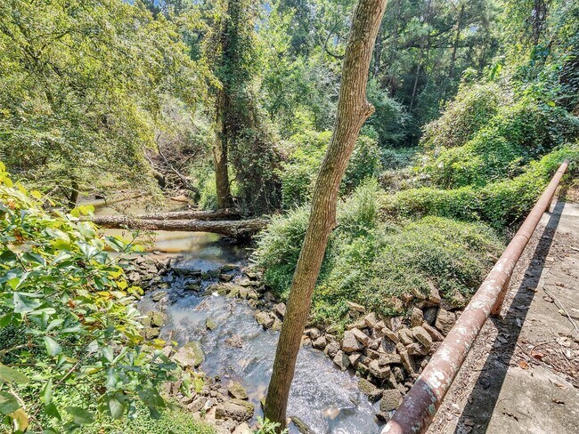 Building Photo - 8402 Matthews Ln