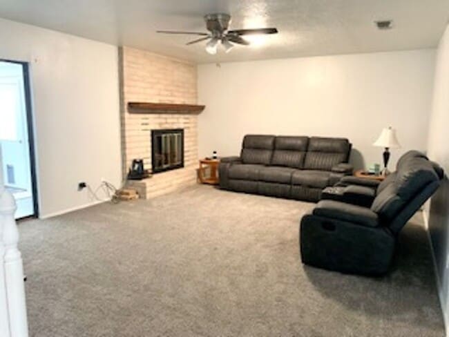 Building Photo - Beautiful  3 bedroom, 2 bath home with 2 c...
