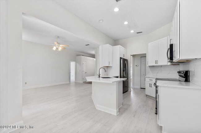Building Photo - 1722 Branch Vine Dr W