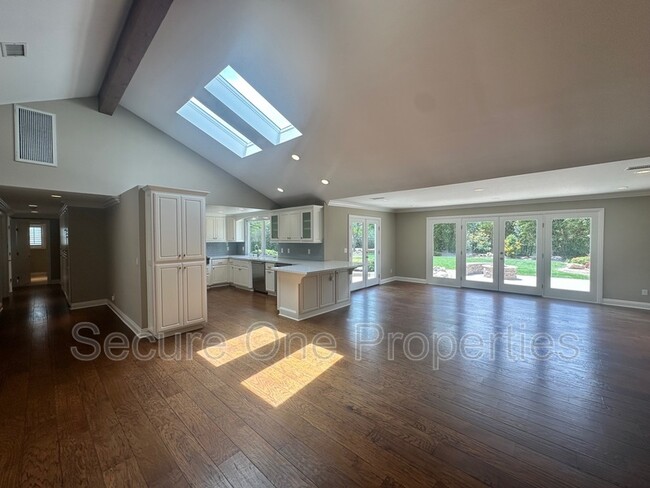 Building Photo - 1695 Berkshire Dr