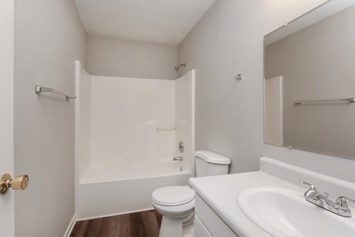Building Photo - 5425 Bluff View Dr