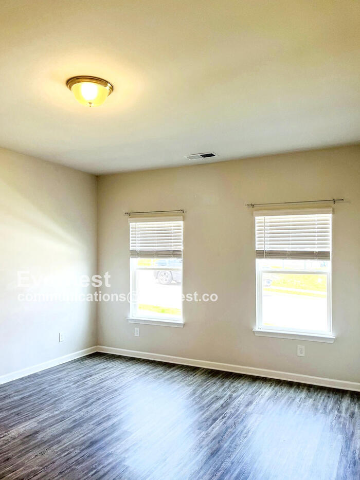 Building Photo - 2217 Silverton Dr