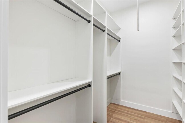 Building Photo - 582 Hope St SW